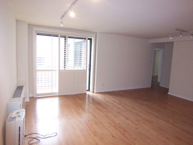 Building Photo - Centrally Located Dupont Circle at the Imperial House 1 Bed in the heart of it all! Utilities inc...