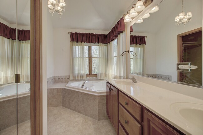 Building Photo - 403 E Main St