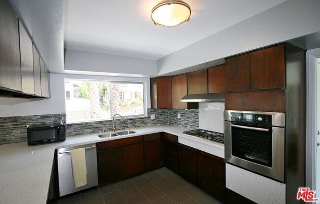 Building Photo - 2657 Zorada Dr