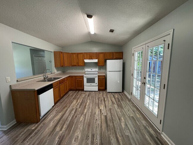 Building Photo - Cute 2 Bedroom Home in The Vineyard!