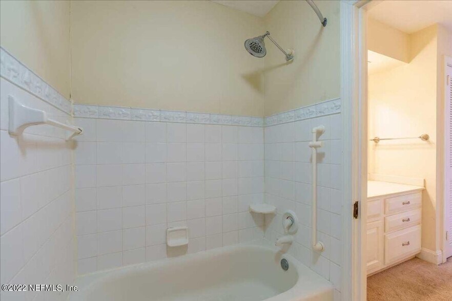 Building Photo - 842 Cedar St