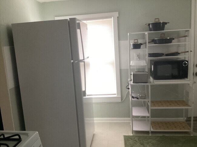 Building Photo - 2-1512 E Routt Ave