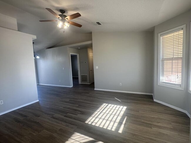 Building Photo - 2412 W Sweetbay Ave