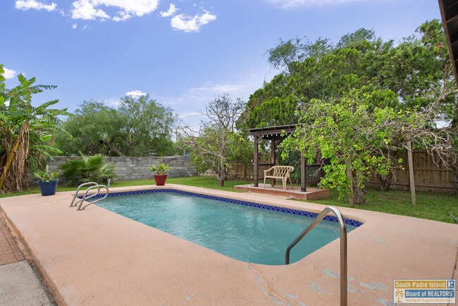 Building Photo - 421 Mesquite Dr