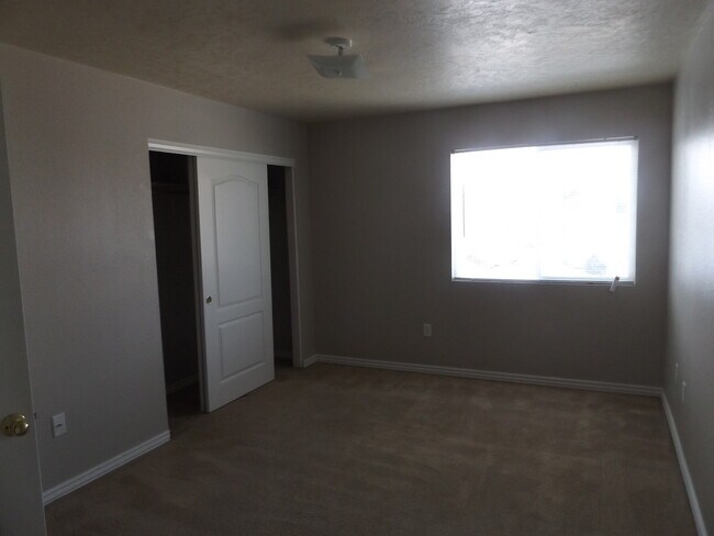 Building Photo - Beautiful Open Floor Plan Featuring Two Be...