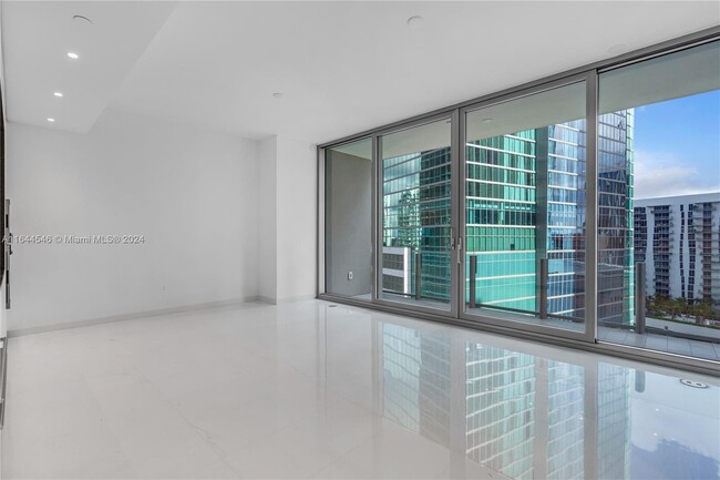 Building Photo - 300 Biscayne Boulevard Way