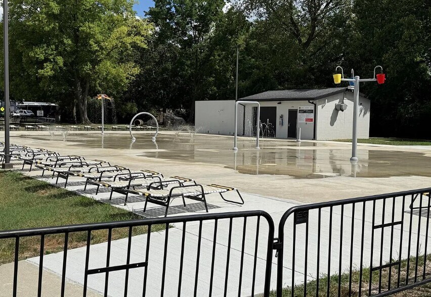 Building Photo - 4385 Lancaster Ave