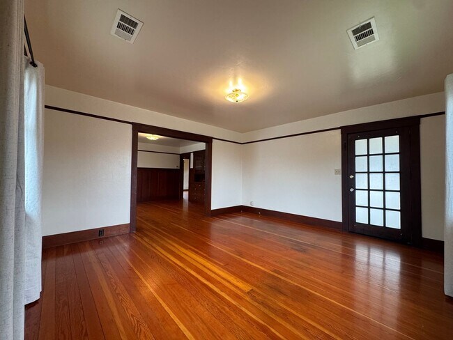 Building Photo - 1336 6th St
