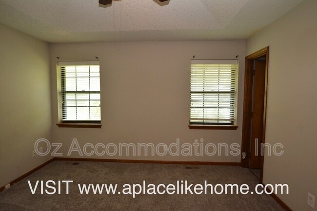 Building Photo - 8503 Sarah Ln