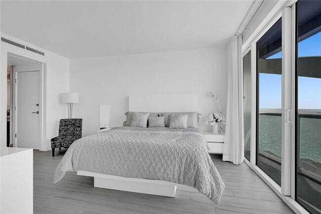 Building Photo - 3101 Bayshore Dr