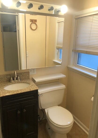 Full Bathroom - 90 Washington Ave