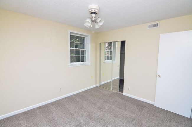 Building Photo - 708 Heidi Ct