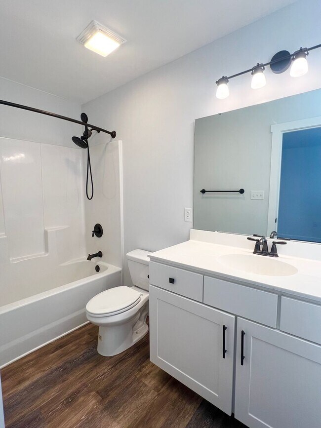 Building Photo - Charming 3 Bedroom 2 Bath home, Convenient NW Asheville location!