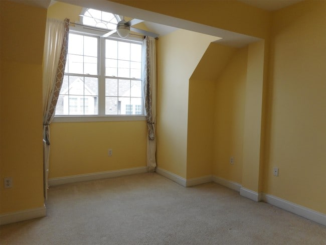 Building Photo - 204 Seneca Way