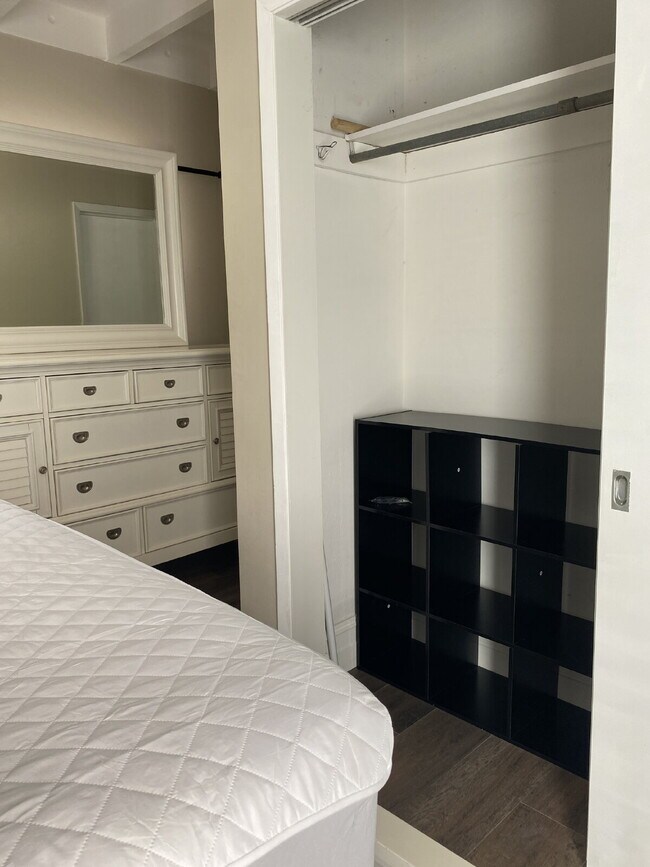 Building Photo - Charming & Private Furnished 1/1 in Croiss...