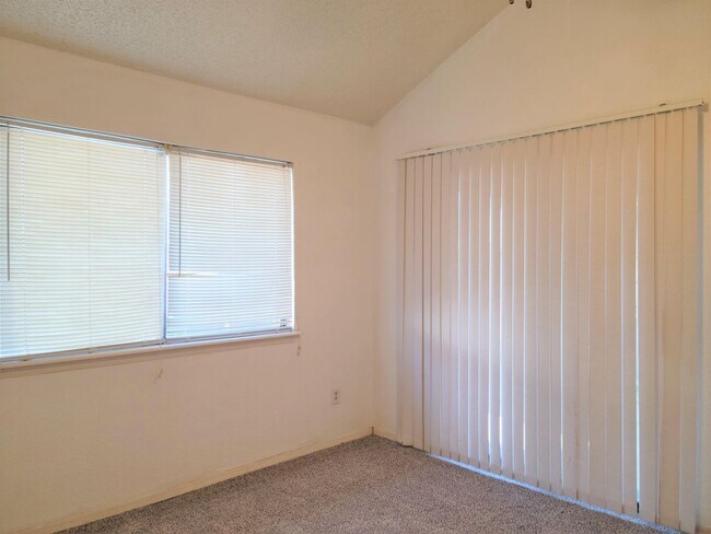 Building Photo - Great Home in Moore Schools & Close & Conv...