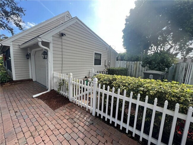 Building Photo - 5068 Beechwood Rd