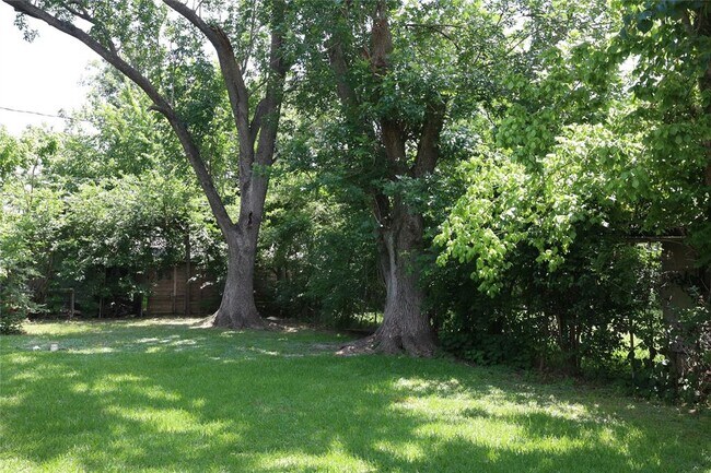 Building Photo - 5734 Lyndhurst Dr