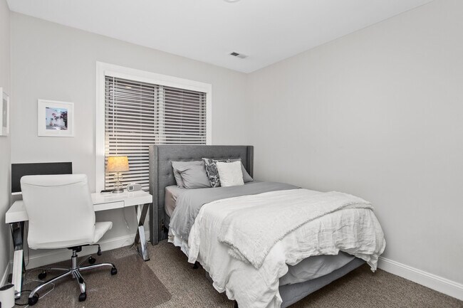 Building Photo - 3928 N Greenview Ave