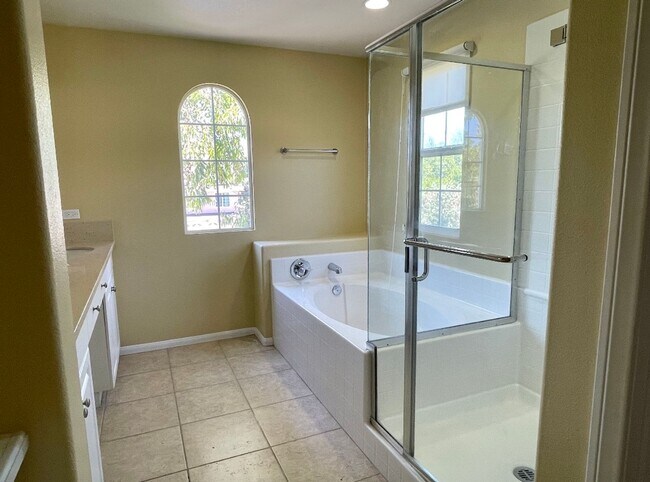 Building Photo - 4 bed 3 bath home in the heart of Simi Val...