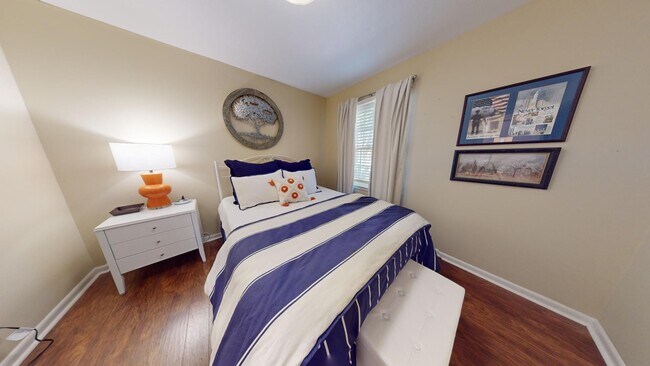 Building Photo - Super Cute One Level Home 1 mile from Toom...