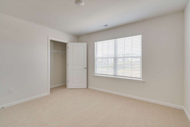 Building Photo - "Spacious 5-Bedroom Haven in Fuquay-Varina!"