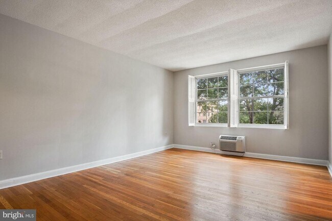 Building Photo - Spacious 1BR/1BA in Fabulous Cathedral Hei...