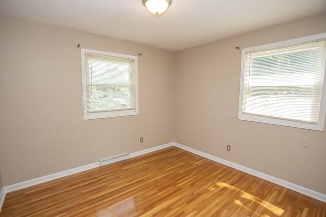 Building Photo - 1122 Major Dr