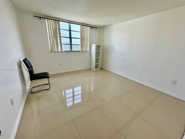 Building Photo - 1833 S Ocean Dr