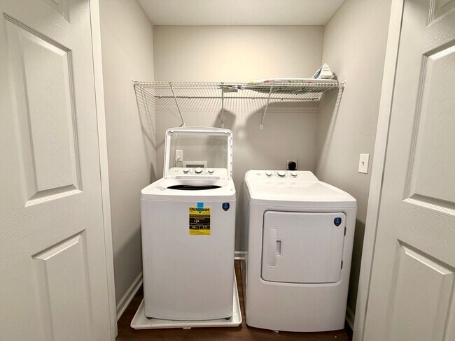 Building Photo - 925 Woody Hills Dr