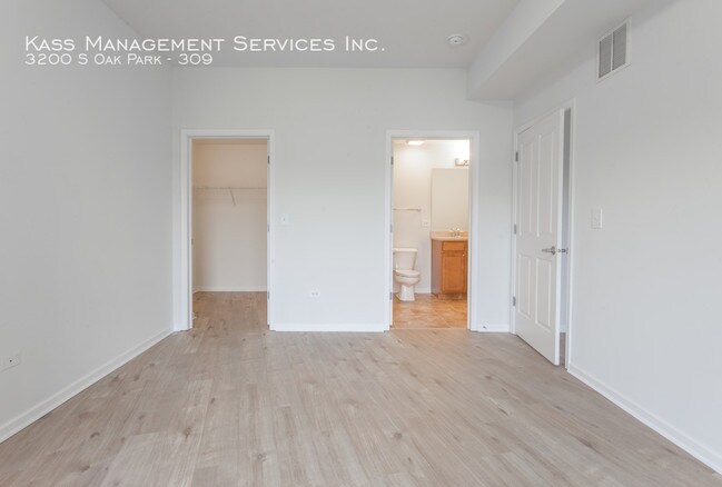 Building Photo - ReVerb Century Station Apt! (3200 S Oak Park)