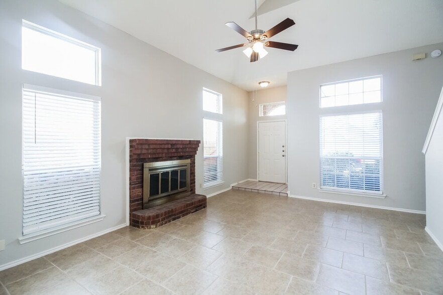 Building Photo - 2326 Weatherby Dr