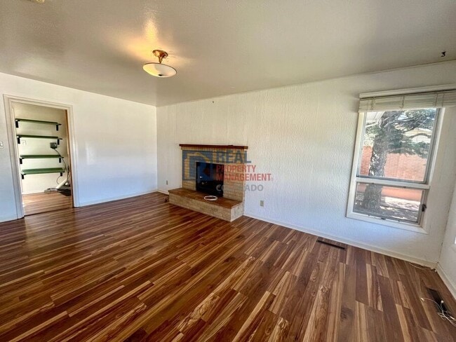 Building Photo - 919 Panorama Dr