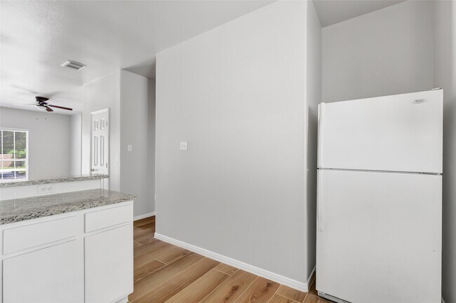 Building Photo - 10445 Wicklowe St