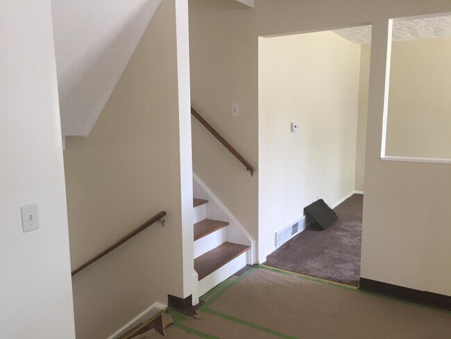 Building Photo - 4976 Labelle Dr