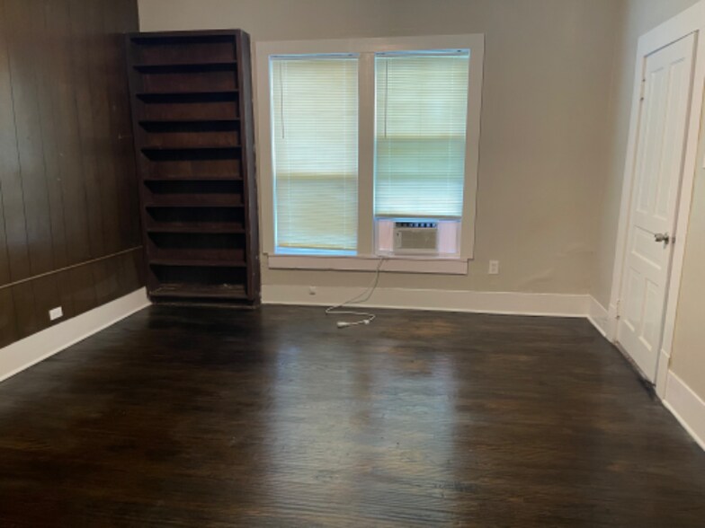 Building Photo - 534 E Sycamore St