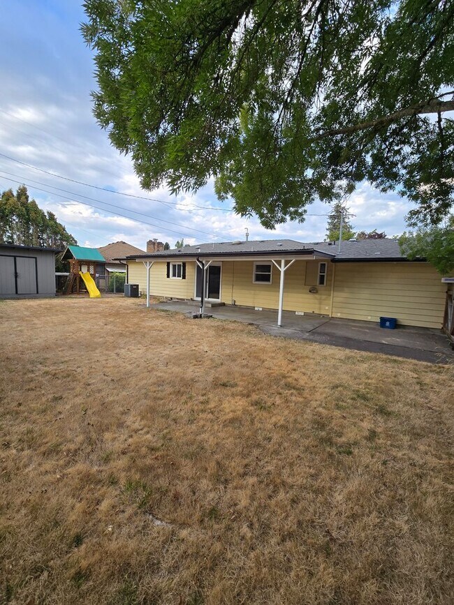 Building Photo - Pet Friendly Single Level 3 Bed 2 Bath Hom...