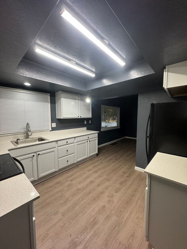 Building Photo - y80215