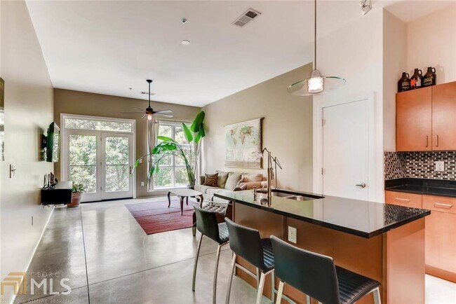 Building Photo - 560 Dutch Valley Rd NE