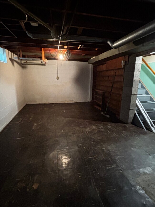 Building Photo - 815 Iona Ave