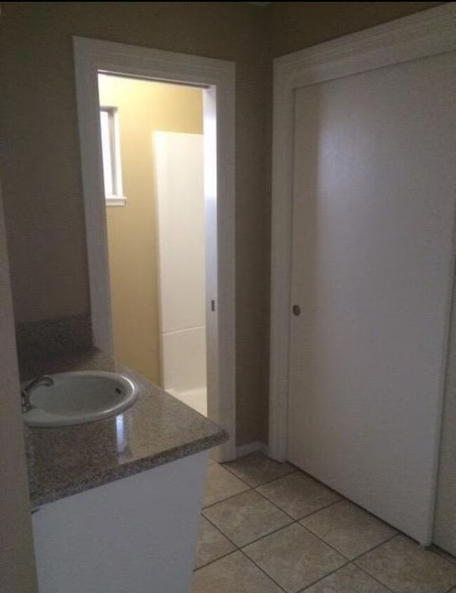 Building Photo - Nice home with a pool for rent in Visalia!