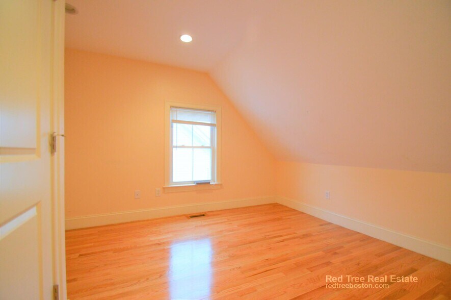 Building Photo - 25 Lothrop St