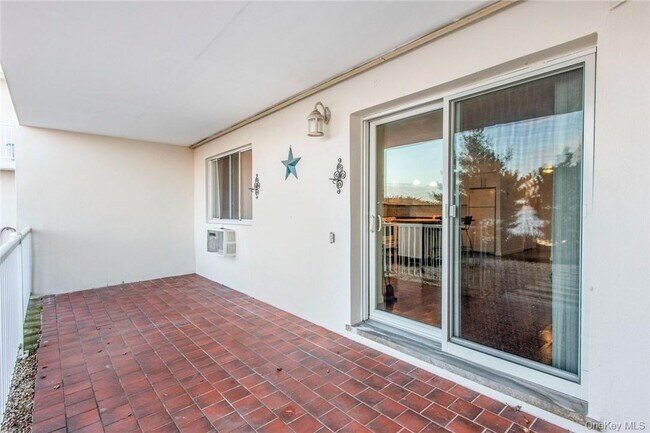 Building Photo - 1494 Shore Dr