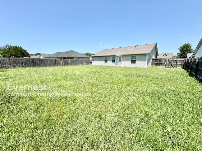 Building Photo - Lovely 3-Bedroom Home with Modern Amenitie...