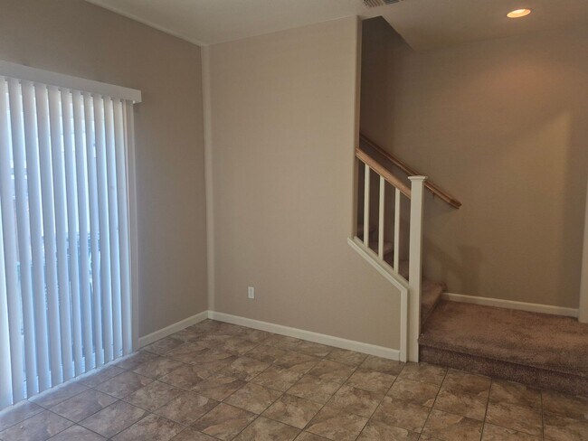 Building Photo - Adorable 3 bedroom 2.5 bath