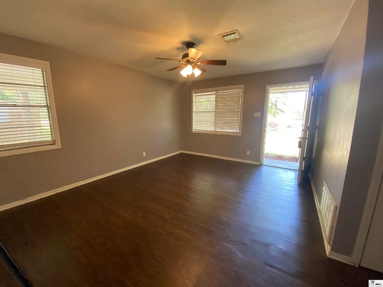 Building Photo - 513 Nichols Dr