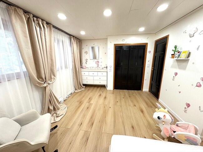 Building Photo - 2 Pat Dr