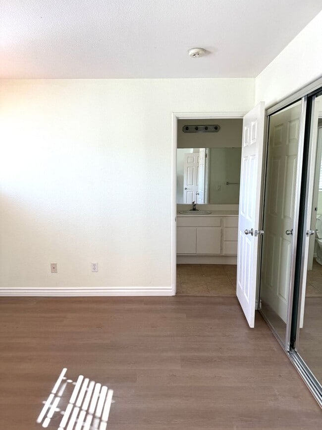 Building Photo - Beautiful 3 Bedroom 2.5 bathroom townhome ...