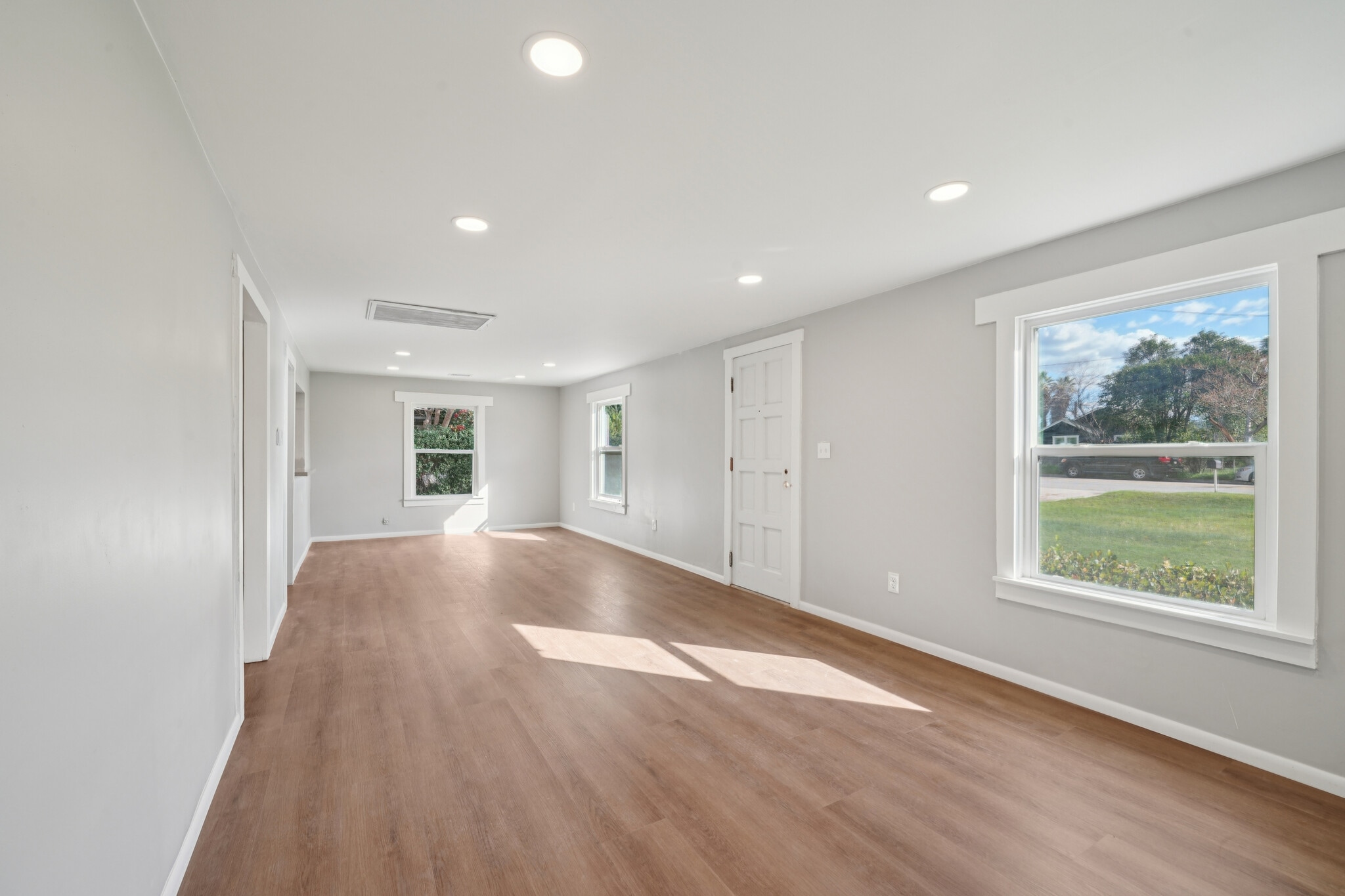 Building Photo - 1842 E Victoria Ave