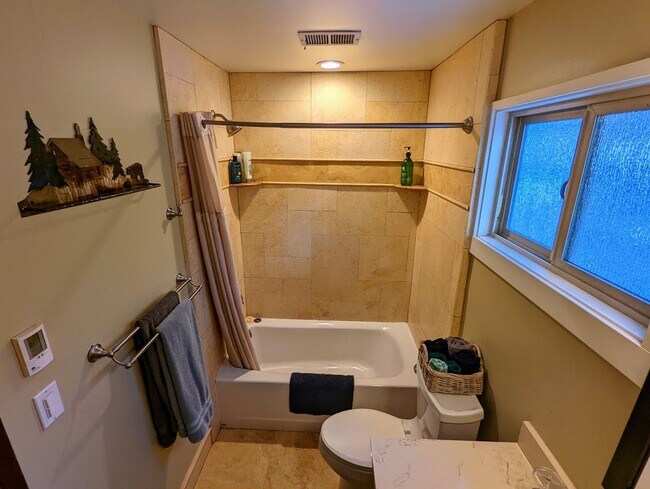 Building Photo - Pet friendly 4Bd home for a seasonal lease...